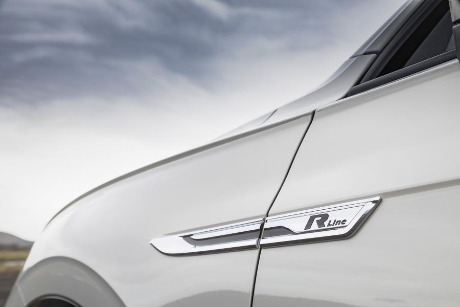 Логотип Volkswagen Touareg R-Line One Million 2019 года  (фото 21 из 30)
